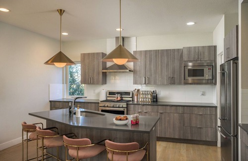 Regis House | Lux Family Retreat: Hot Tub, Gym, Sauna, Fire Pit