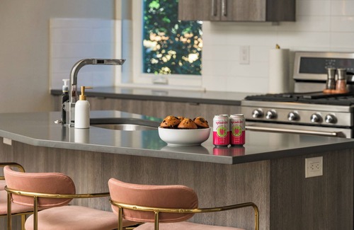 Regis House | Lux Family Retreat: Hot Tub, Gym, Sauna, Fire Pit