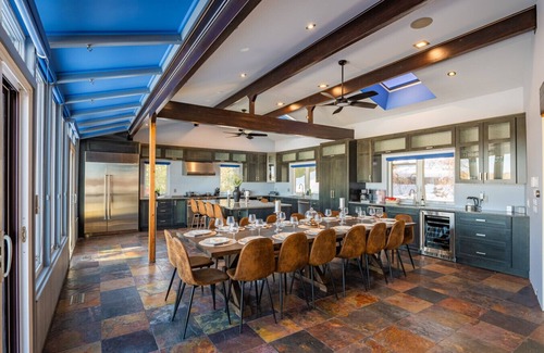 Selwyn House | Lux Lakeside |Slps20| Pool+GolfSim+HotTub+Karaoke+Gym+Sauna
