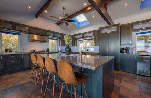 Selwyn House | Lux Lakeside |Slps20| Pool+GolfSim+HotTub+Karaoke+Gym+Sauna