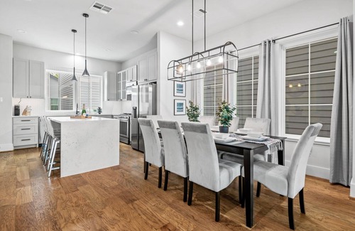 Greater East End House | Lux Living/Rooftop/Private Chef & King Suite Downtown Oasis