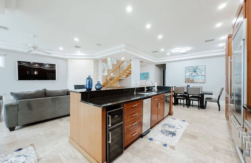 Madeira Beach Apartment | Lux Maderia Beachfront Home