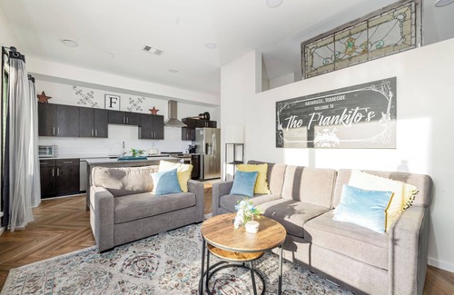 Edgehill Condo | LUX-MODERN Condo Pool View, FREE Parking, Gym, 10 mint walk to the Gulch!