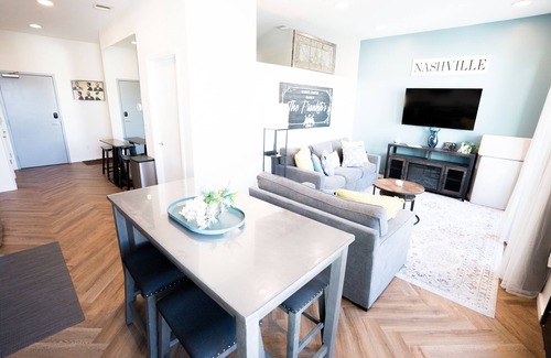 Edgehill Condo | LUX-MODERN Condo Pool View, FREE Parking, Gym, 10 mint walk to the Gulch!