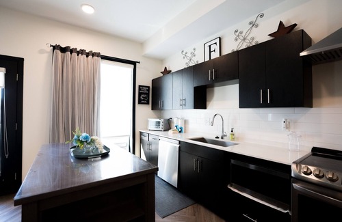 Edgehill Condo | LUX-MODERN Condo Pool View, FREE Parking, Gym, 10 mint walk to the Gulch!
