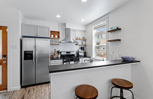 Eastlake House | Lux Modern Townhome -Parking + Patio + Pet & Lake!