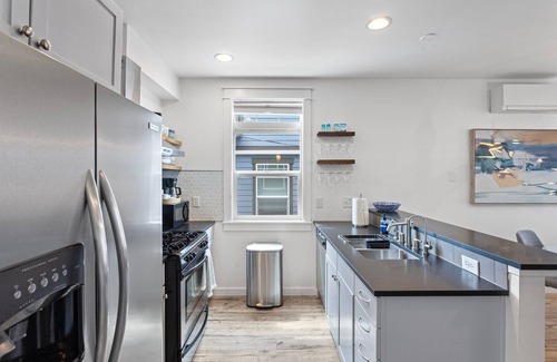 Eastlake House | Lux Modern Townhome -Parking + Patio + Pet & Lake!