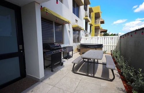 Martin Gonzalez Apartment | Lux Oasis 10min away from beach, malls and airport. We got a beautiful hot tub