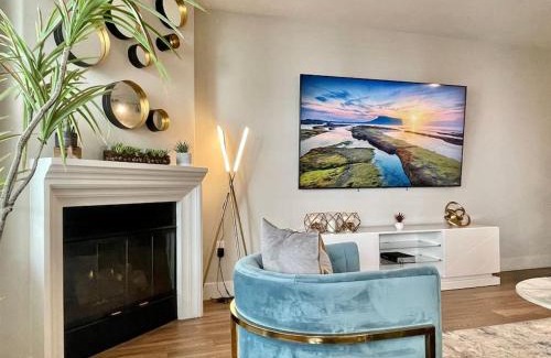 Westwood Apartment | Lux One Bedroom Condo with Garden View