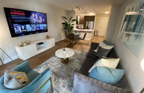 Westwood Apartment | Lux One Bedroom Condo with Garden View