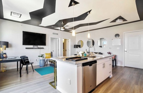 Downtown Baltimore Apartment | Lux Penthouse 1BR 1BA w/Panoramic Views Free Parking & Wifi