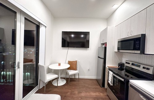 Wilshire Center Apartment | Lux Penthouse Studio Hollywood Sign View
