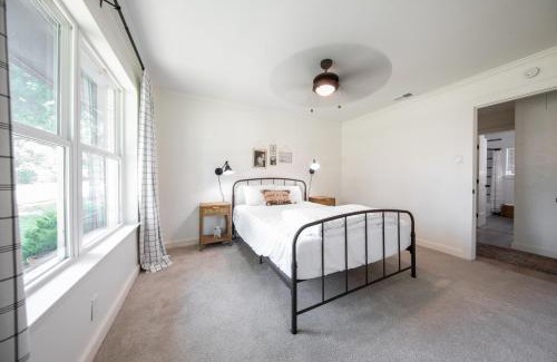 Richardson House | LUX ~Pet Friendly Richardson 3 bedroom 1 story Home~