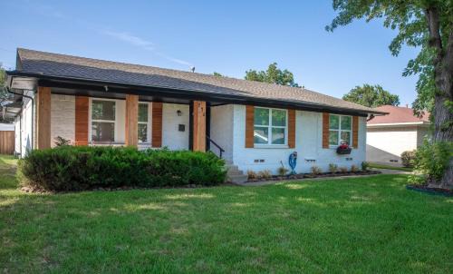 Richardson House | LUX ~Pet Friendly Richardson 3 bedroom 1 story Home~