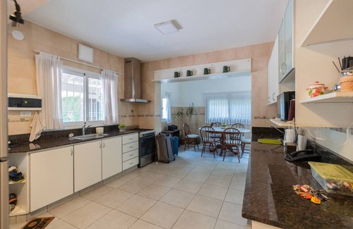 Ingeniero Maschwitz House | Lux Pileta & Cancha de tennis privada. Maschwtizn