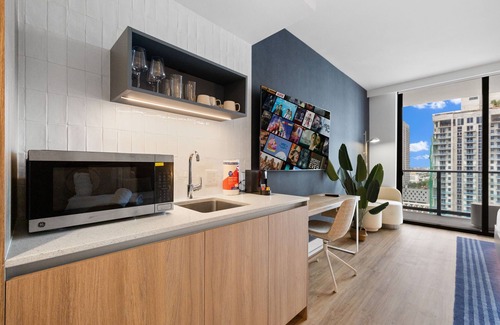 Downtown Miami Apartment | Lux Studio W City Views and Pool