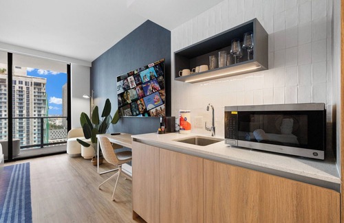 Downtown Miami Apartment | Lux Studio W City Views and Pool