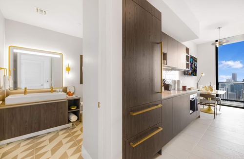 Downtown Miami Apartment | Lux Studio W City Views and Pool