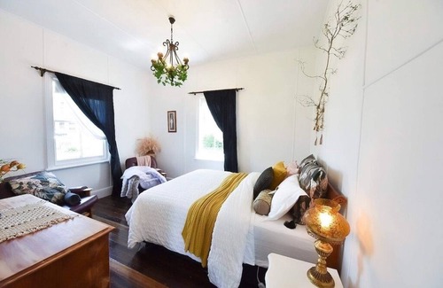 George Town Bed & Breakfast | Lux. Waterfront Cottage, Amazing Water Views/Fire Pit/Central/5km-MTB & Beach