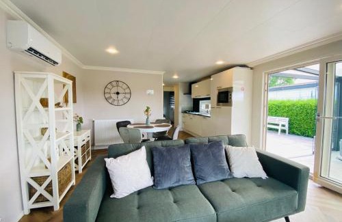Lathum House | LuxChalet Ferienhaus ELLA mit Aussicht auf die Ijssel im Ferienpark mit Pool und Strand Holland Niederlande