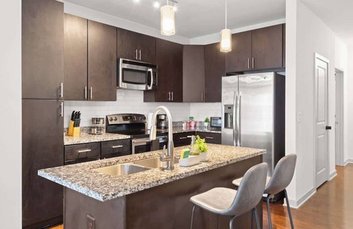 Cherry Apartment | Luxe 1 King Bed Suite In Uptown Charlotte!