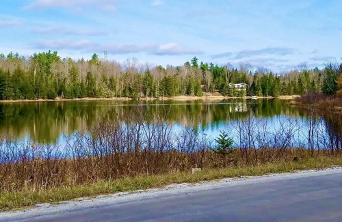 East Calais House | ★Luxe 100+ Acre Retreat★14 Bd★HOT TUB★FIRE PIT★POOL★28 PPL★