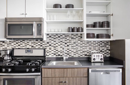 Assembly Square Apartment | Luxe 1B w/W/D, Gym, Rooftop. Steps from T stop by Blueground