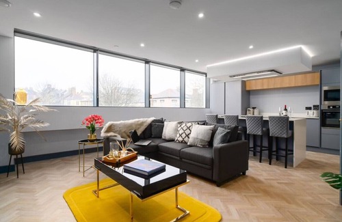 Penarth Apartment | Luxe 2 Bed Duplex Apt w/Balcony, Gym & Parking