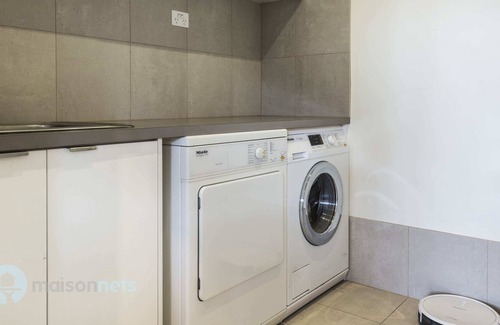 Forrest Apartment | Luxe 2BR Penthouse Apt w Parking Near Parliament