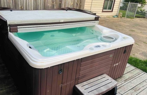 Westchester House | LUXE 3 BR, 2 BA + Hot Tub