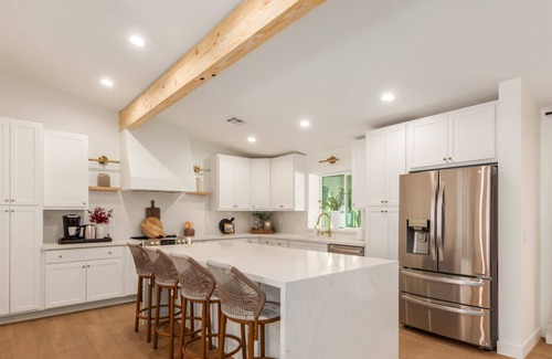 Cox Heights House | LUXE | 4room3bath,Sleeps12, KingBed, 10minOldTown
