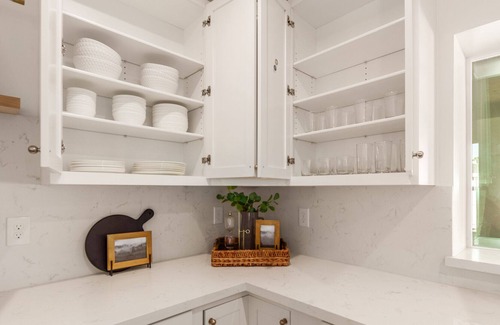 Cox Heights House | LUXE | 4room3bath,Sleeps12, KingBed, 10minOldTown