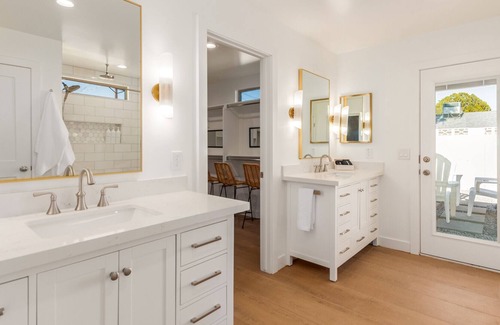 Cox Heights House | LUXE | 4room3bath,Sleeps12, KingBed, 10minOldTown