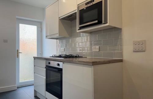 Snodland House | Luxe 5 Bed Bungalow In Snodland, Medway. Kentn10 Cooper Road, Kent, ME6 5JH, UK.