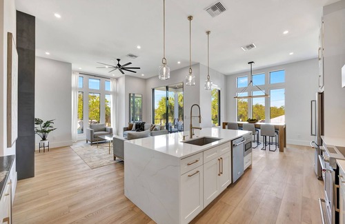 Dunedin House | Luxe 7BR, Rooftop + 2 Balconies & Elevator! Downtown/Main St