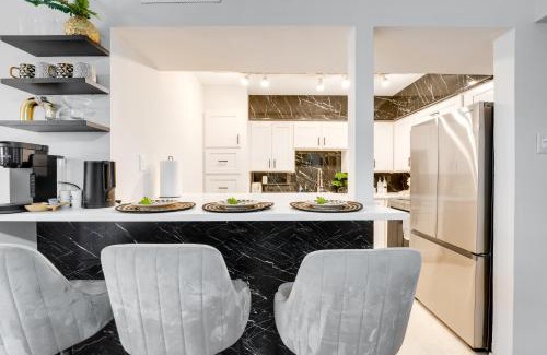 Oak Lawn Apartment | Luxe and Modern Dallas Condo 2 Mi to Highland Park!