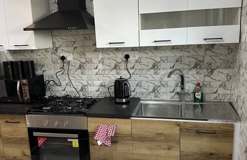 West Coast Division Apartment | Luxe Apt #4the Retreat Apartments