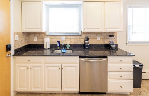 Belleville Apartment | Luxe Belleville 1 Bed - Pets OK, Parking, Laundry, Fios, Safe, Dog Park Nearby