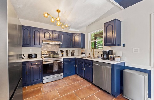 Chaplin House | Luxe Bourbon Trail Retreat Great Location! Privacy, Hot Tub, Sauna & Firepit