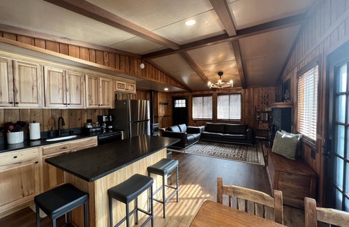 Albrightsville Cabin | Luxe Cabin, 5 minutes to Lake & Pool 2Bed2Bath, Pet friendly +Resort Amenities