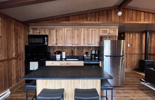Albrightsville Cabin | Luxe Cabin, 5 minutes to Lake & Pool 2Bed2Bath, Pet friendly +Resort Amenities