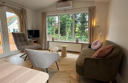 Sevenum Ski Chalet | Luxe chalet op 5-sterren camping met comfortabel ingerichte veranda - parkkosten zijn inbegrepen