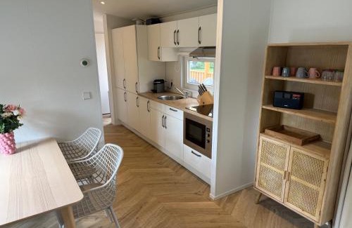 Sevenum Ski Chalet | Luxe chalet op 5-sterren camping met comfortabel ingerichte veranda - parkkosten zijn inbegrepen