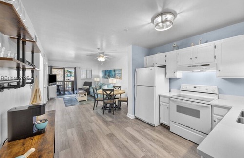 Palmetto Dunes Condo | Luxe Coastal Beach Villa - King Bed