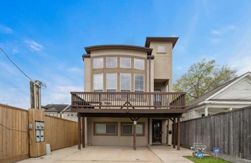 East Downtown Houston House | Luxe Condo w Private Theater Room by Dinkin Park
