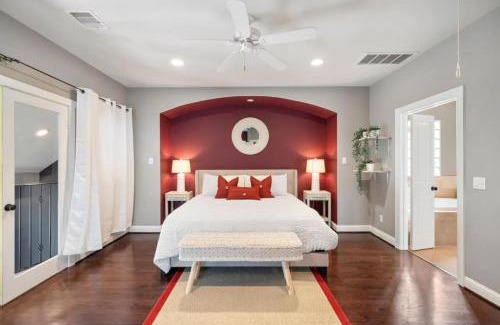 East Downtown Houston House | Luxe Condo w Private Theater Room by Dinkin Park