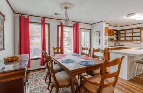 Harbison House | Luxe Cozy Retreat w/King bed, Near Parks and USC