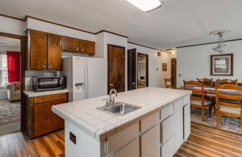 Harbison House | Luxe Cozy Retreat w/King bed, Near Parks and USC