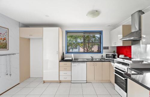 Marayong House | Luxe Double Room - Nearby Stations & Eateries - Shared Bathroom