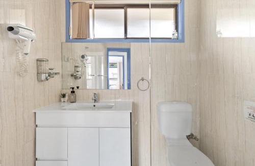 Marayong House | Luxe Double Room - Nearby Stations & Eateries - Shared Bathroom